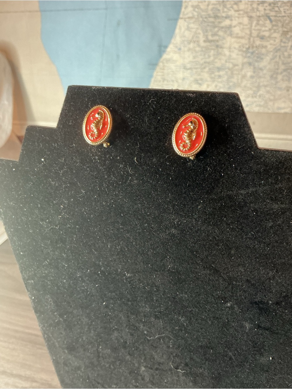 Plunder Pink Cameo Oval Stud Seahorse Earrings with Gold Trim NWT - Picture 3 of 10